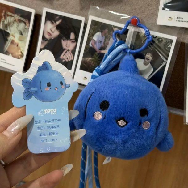 Pangtouzi TOTO Plüschanhänger – Zi Yus kleiner blauer Fisch 🇨🇳 – Bild 6